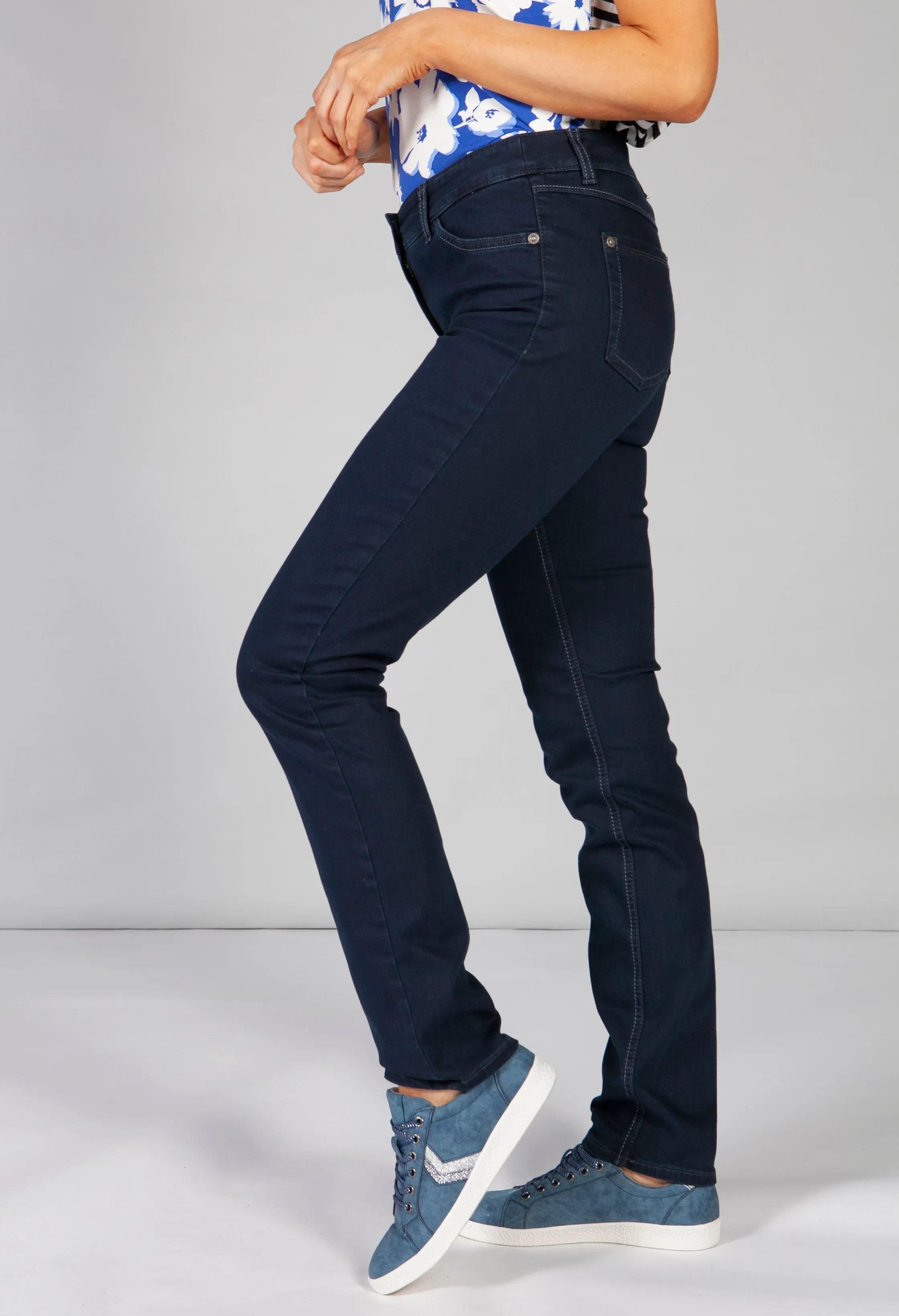 basic jeans in dark blue