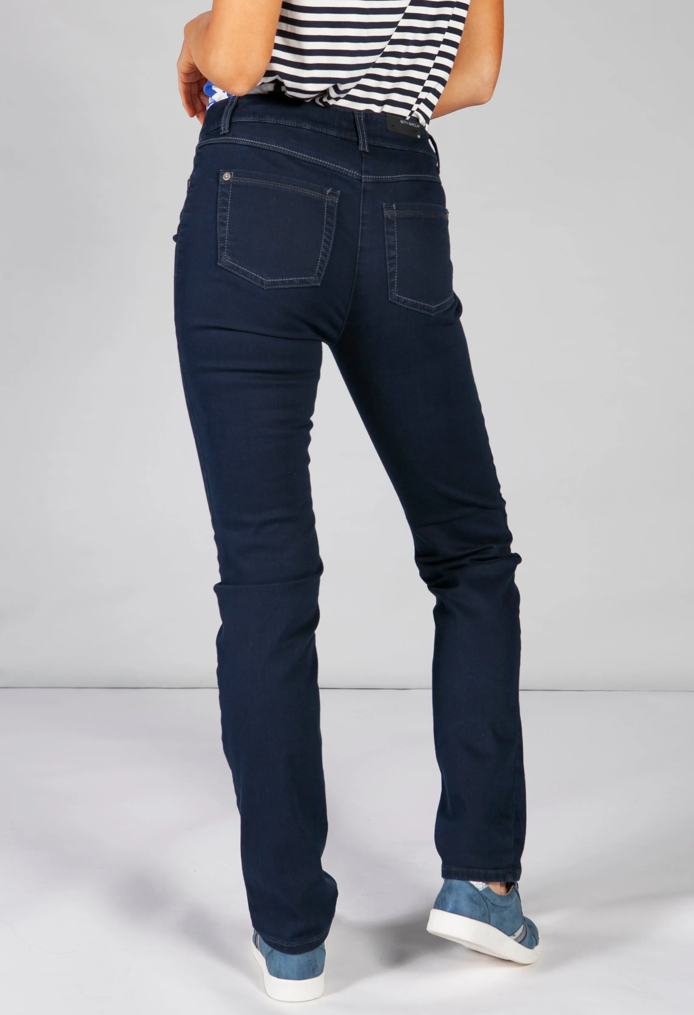 basic jeans in dark blue