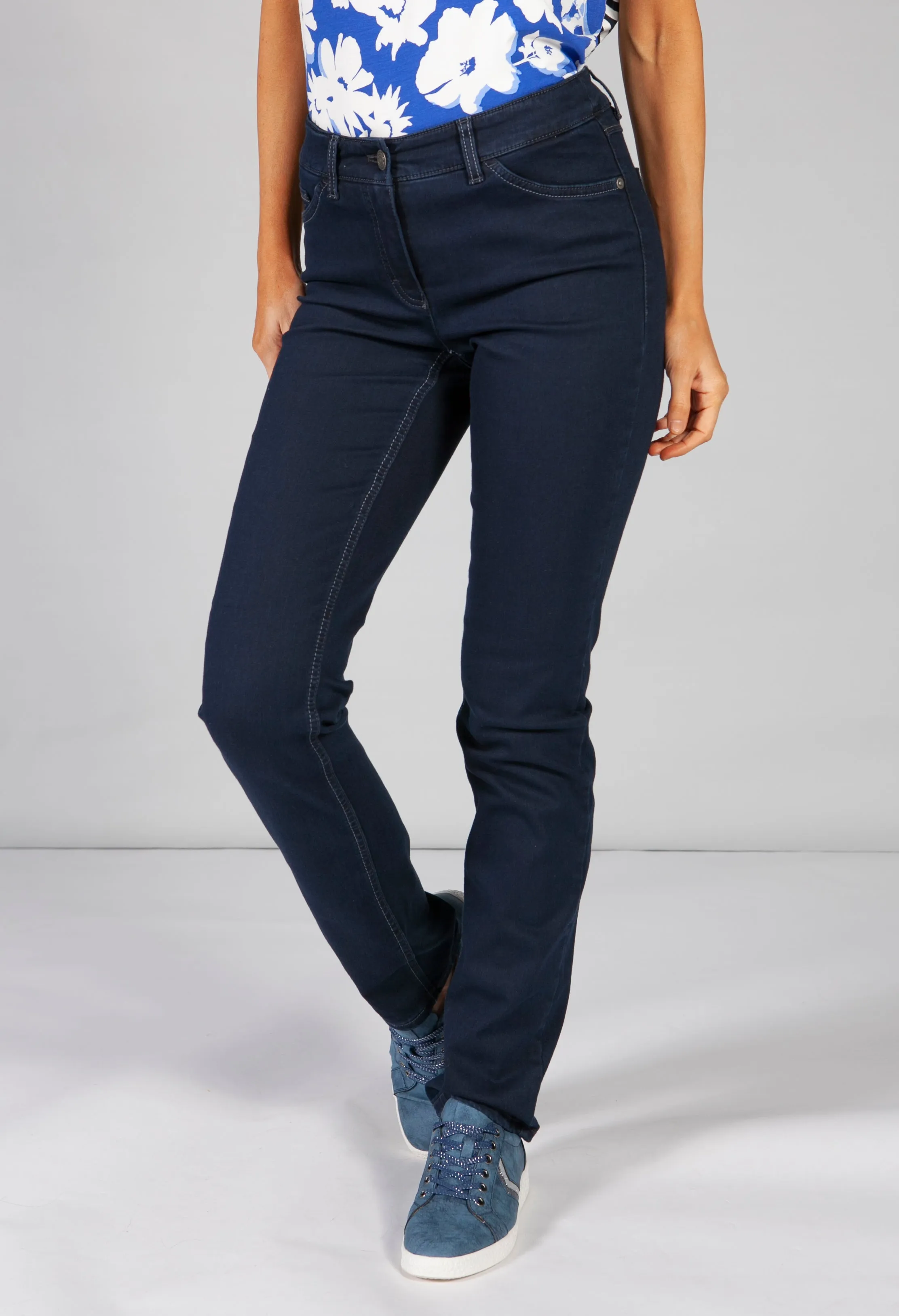 basic jeans in dark blue