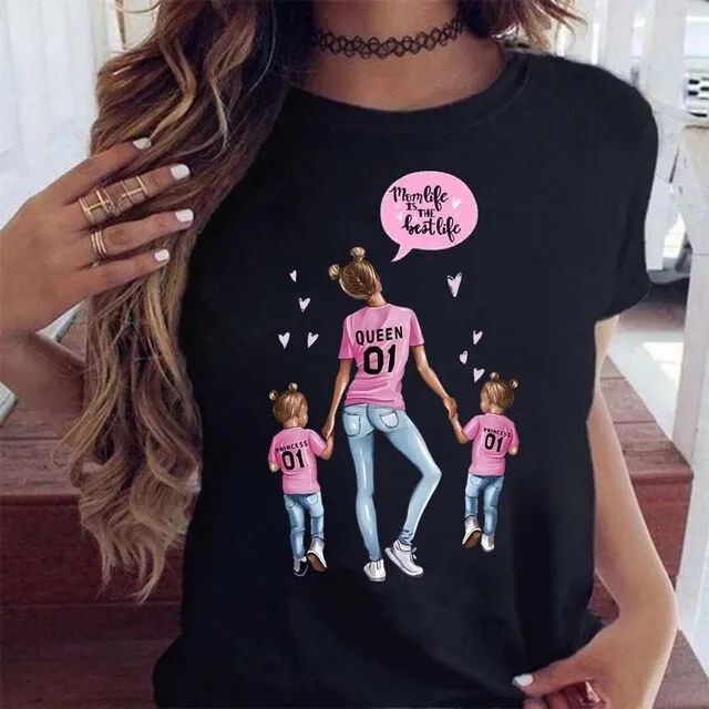 Cartoon Family Happy Time Mama T-Shirt – Women Short Sleeve Graphic Print Tee, Mom Mother Design, Black Casual Top