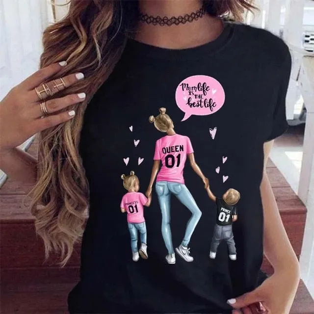 Cartoon Family Happy Time Mama T-Shirt – Women Short Sleeve Graphic Print Tee, Mom Mother Design, Black Casual Top