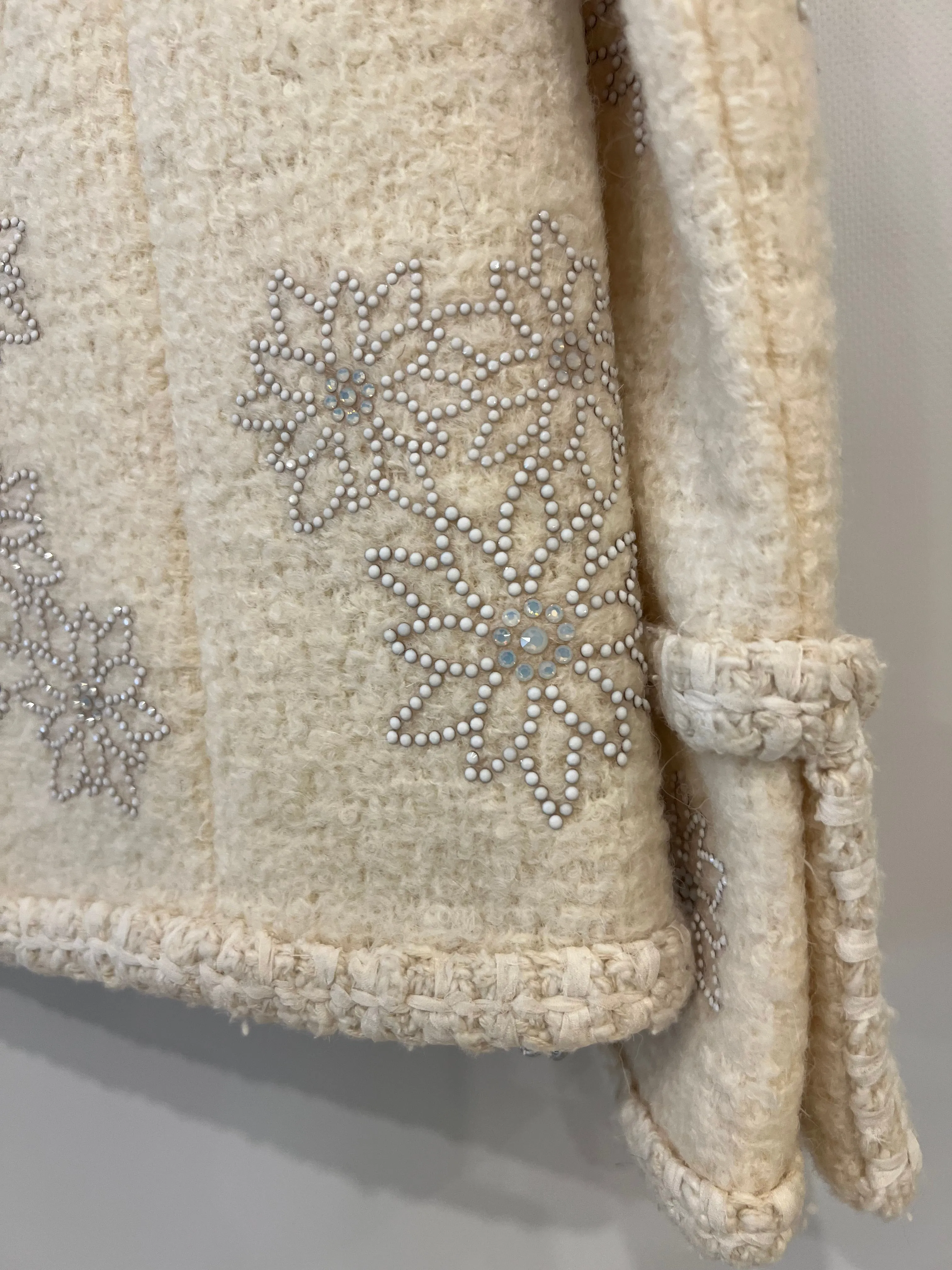 Chanel 15a Paris-salzburg Cream Tweed Jacket With Sequin Embellished Edelweiss And Pearl Buttons Size Fr 36 (uk 8)