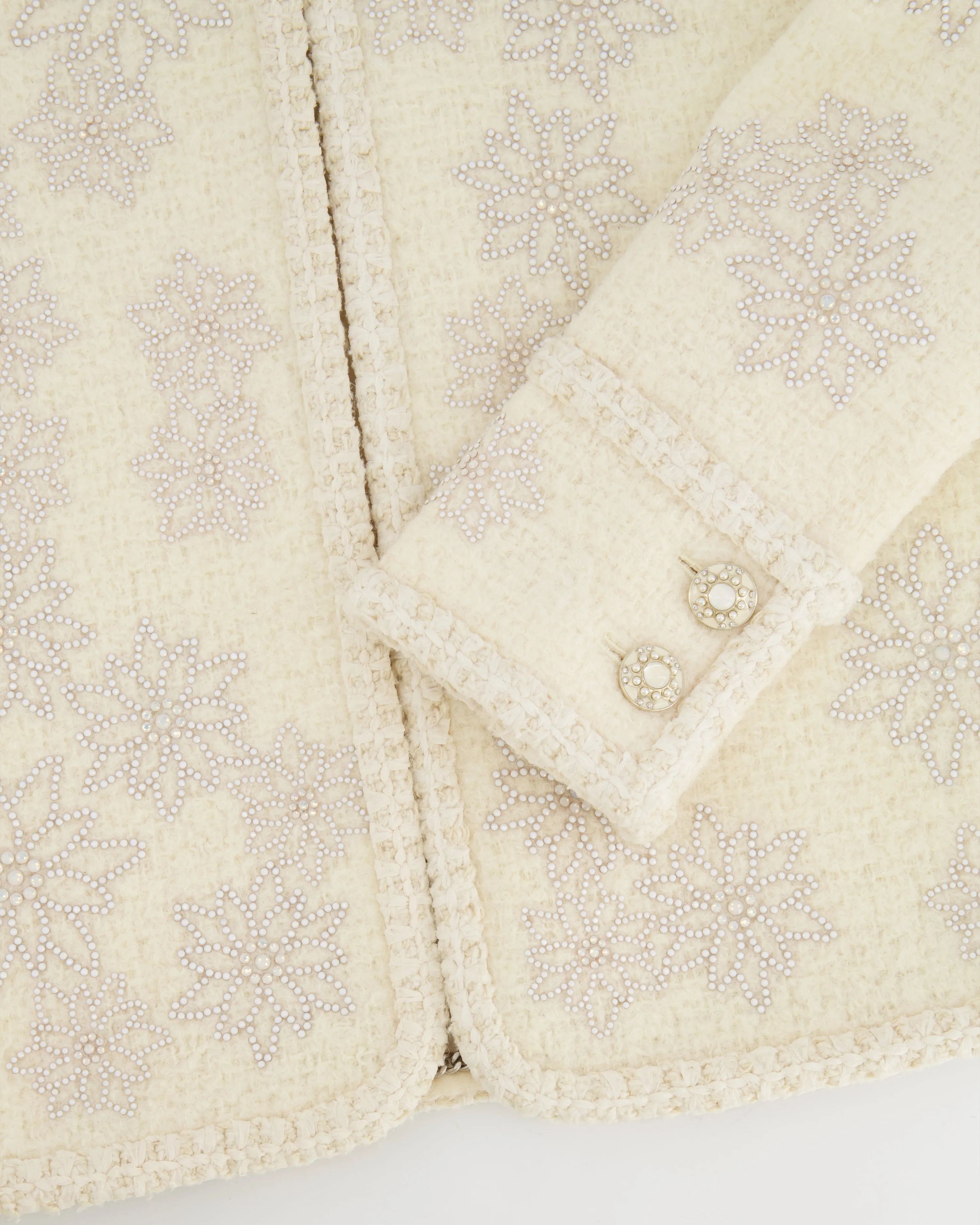 Chanel 15a Paris-salzburg Cream Tweed Jacket With Sequin Embellished Edelweiss And Pearl Buttons Size Fr 36 (uk 8)