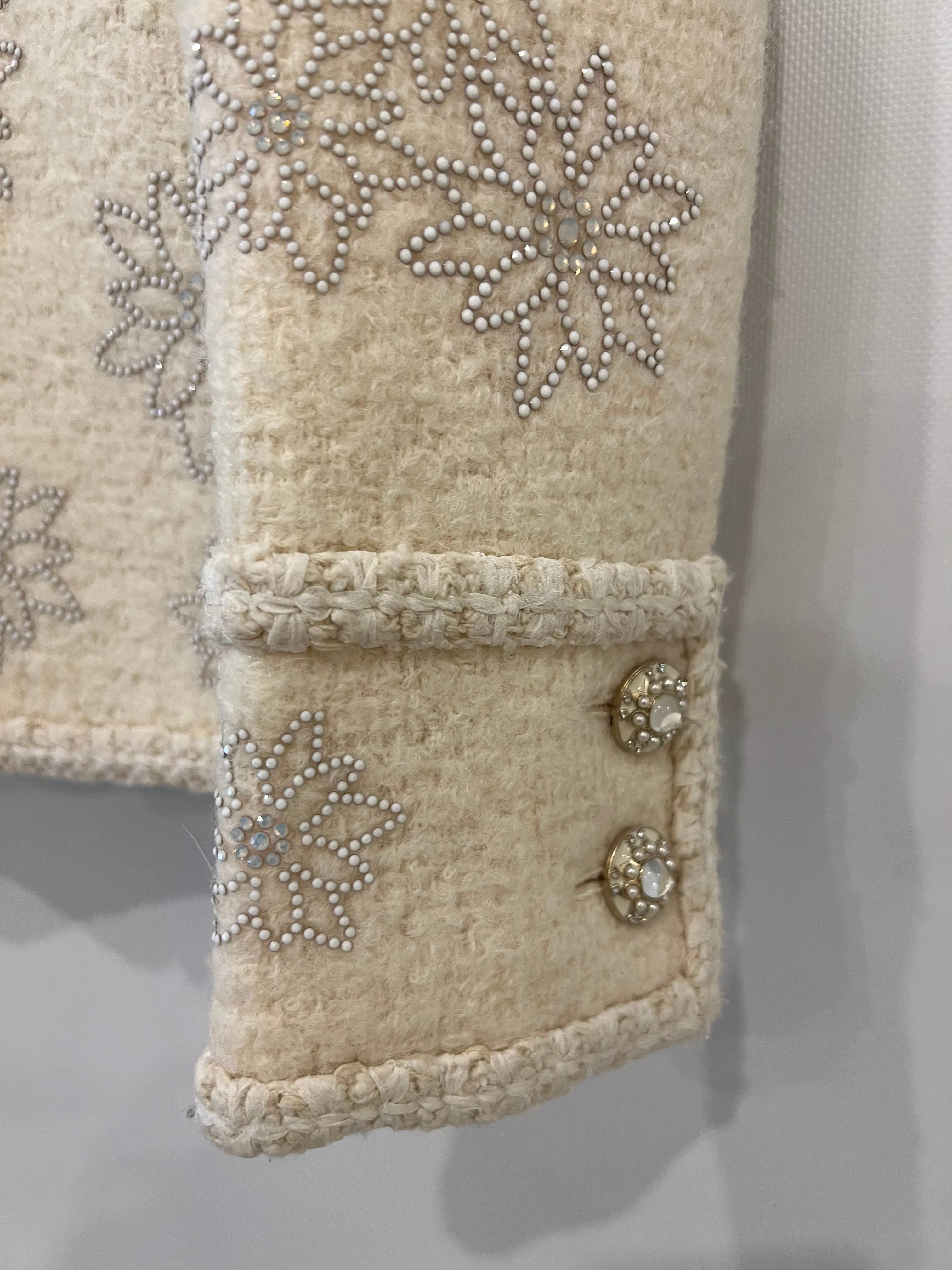 Chanel 15a Paris-salzburg Cream Tweed Jacket With Sequin Embellished Edelweiss And Pearl Buttons Size Fr 36 (uk 8)
