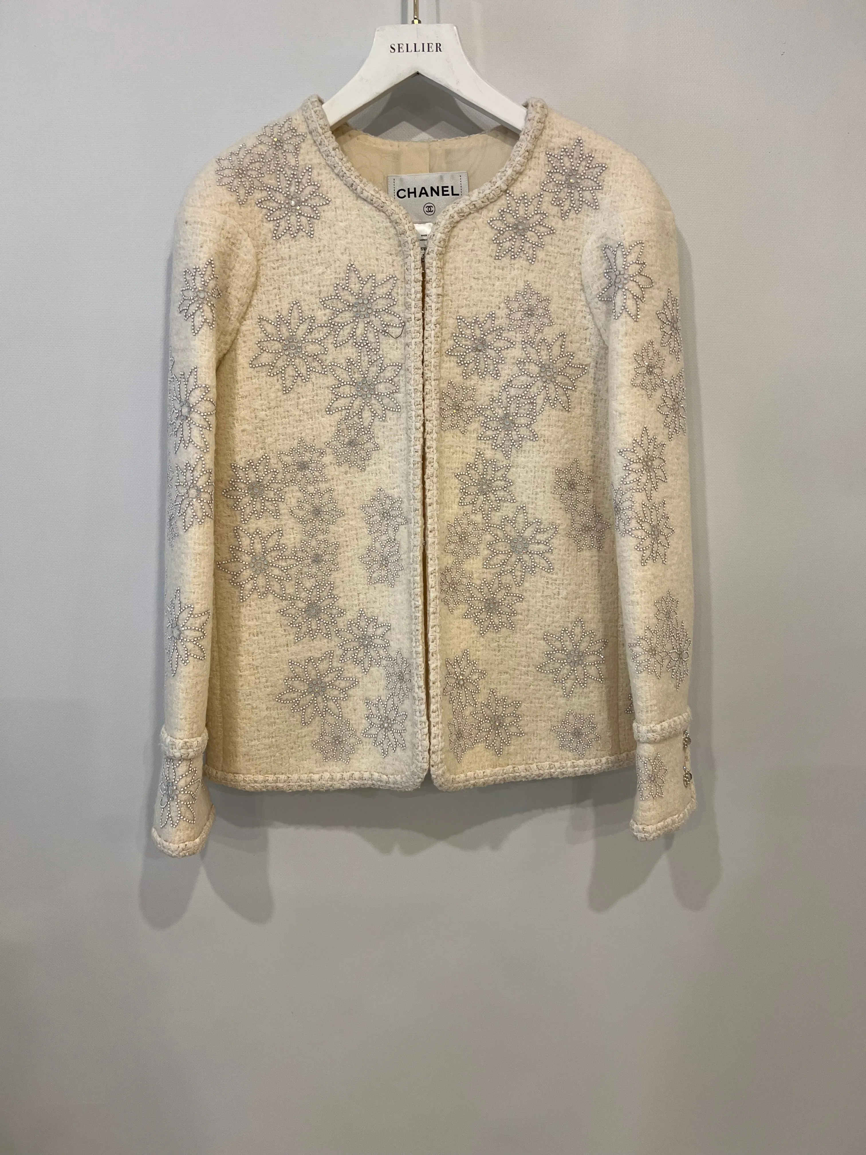 Chanel 15a Paris-salzburg Cream Tweed Jacket With Sequin Embellished Edelweiss And Pearl Buttons Size Fr 36 (uk 8)