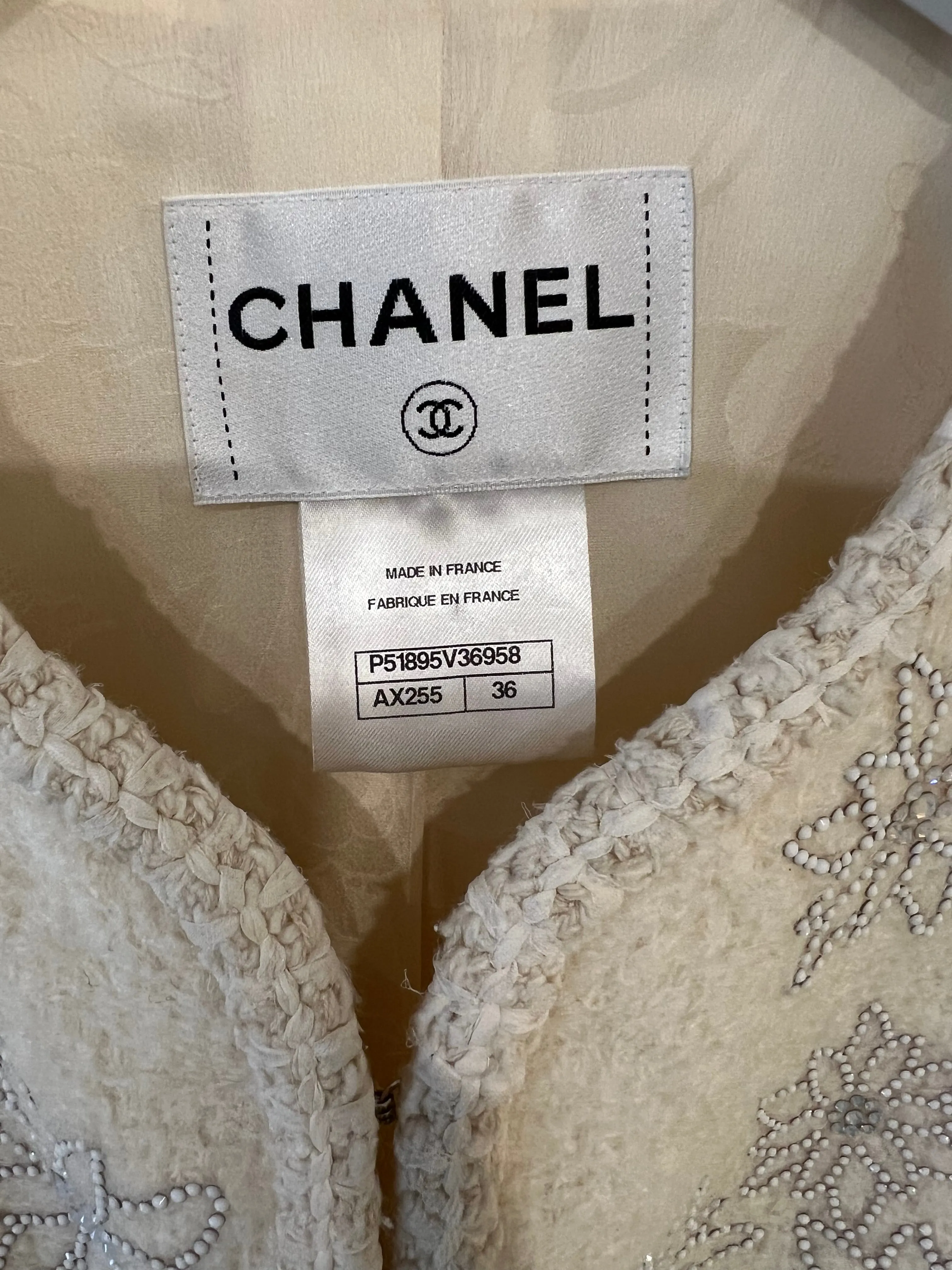 Chanel 15a Paris-salzburg Cream Tweed Jacket With Sequin Embellished Edelweiss And Pearl Buttons Size Fr 36 (uk 8)